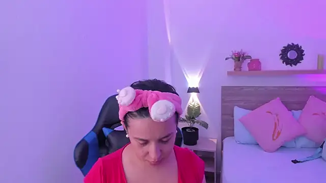 izaro22 online show from October 6, 2025, 12:39 pm