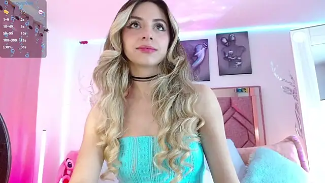 Snapshot of Angely_18 chatting on September 17, 2025, 8:33 pm Angely 18 online show from September 17, 2025, 8:33 pm