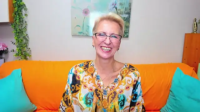 iamyourdream89 online show from October 6, 2025, 1:34 pm