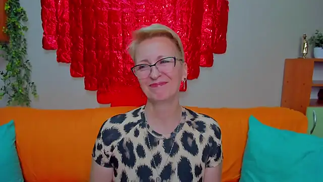 iamyourdream89 online show from February 18, 2026, 2:24 pm