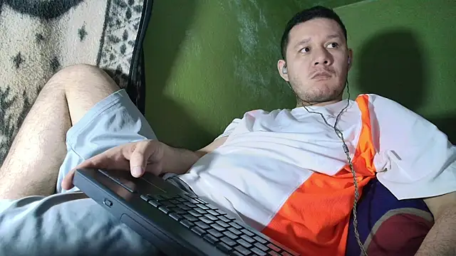 Snapshot of sweet_cock28 chatting on October 28, 2025, 3:29 am sweet cock28 online show from October 28, 2025, 3:29 am