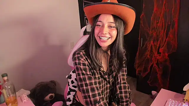 Snapshot of amber_yull chatting on October 31, 2025, 1:24 am amber yull online show from October 31, 2025, 1:24 am