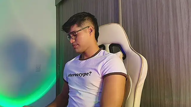 Snapshot of Jimmy_Leeh_ chatting on October 19, 2025, 9:17 pm Jimmy Leeh online show from October 19, 2025, 9:17 pm