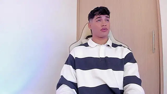 Snapshot of Jimmy_Leeh_ chatting on December 15, 2024, 9:53 pm Jimmy Leeh online show from December 15, 2024, 9:53 pm