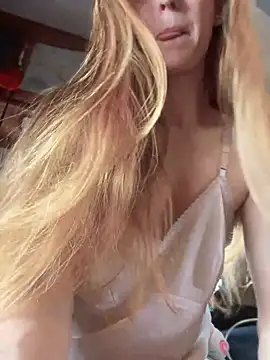Snapshot of GoldenFlameGoddess chatting on March 13, 2025, 6:01 pm GoldenFlameGoddess online show from March 13, 2025, 6:01 pm