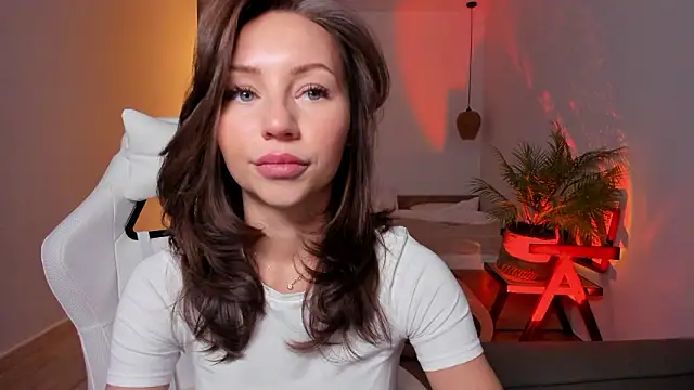 LilyRaisa online show from February 18, 2026, 3:04 am