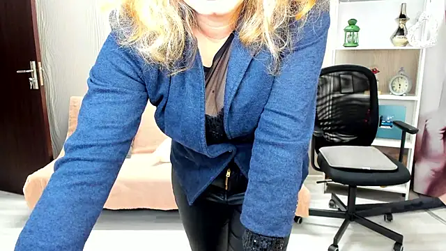 Snapshot of Cassandra_Hotty chatting on March 13, 2025, 3:54 am Cassandra Hotty online show from March 13, 2025, 3:54 am