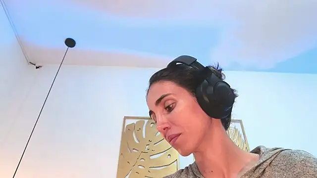 Nina Cavaali online show from October 8, 2025, 6:19 pm