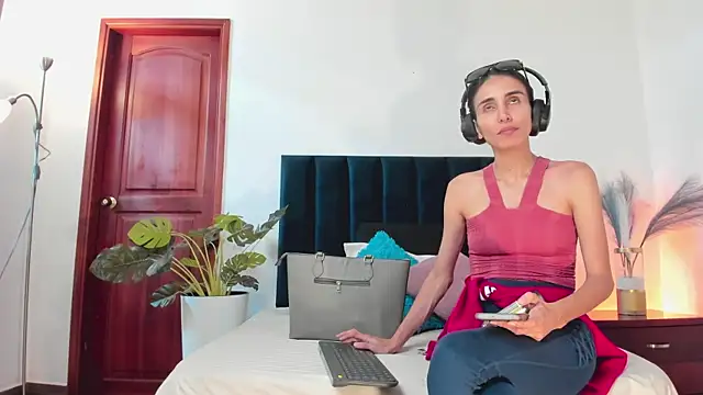 Nina Cavaali online show from October 15, 2025, 6:16 pm