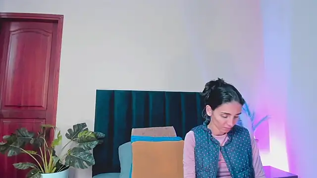 Nina Cavaali online show from November 28, 2025, 6:30 pm