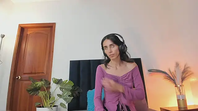 Nina Cavaali online show from September 16, 2025, 6:20 pm