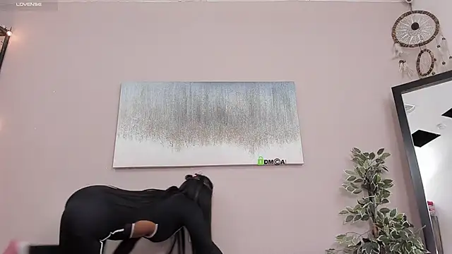 Briana Wells  online show from October 17, 2025, 1:24 pm