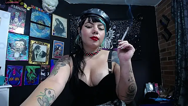 Snapshot of Yourmadame_P chatting on March 12, 2025, 10:28 pm Yourmadame P online show from March 12, 2025, 10:28 pm