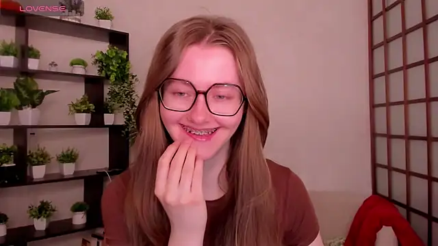 Snapshot of KateCuddle chatting on May 15, 2026, 2:20 am KateCuddle online show from May 15, 2026, 2:20 am