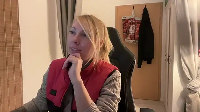Snapshot of LaraPunkt chatting on February 8, 2025, 6:11 pm LaraPunkt online show from February 8, 2025, 6:11 pm