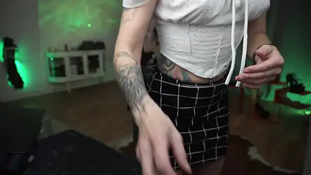 LaraPunkt online show from April 17, 2026, 7:44 am