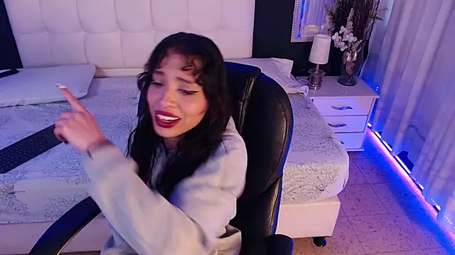 LiaVillalobos online show from December 19, 2025, 3:25 pm