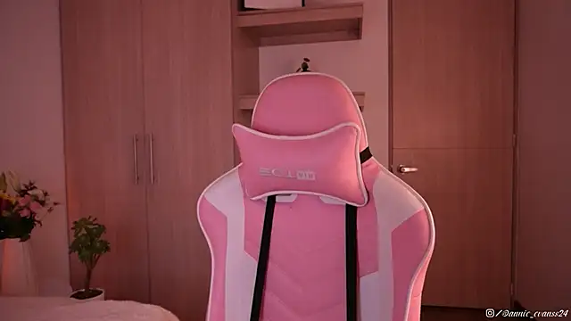 Snapshot of annie24_evans chatting on March 5, 2025, 11:05 pm annie24 evans online show from March 5, 2025, 11:05 pm