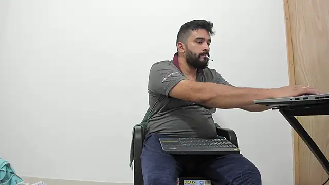 Snapshot of isearchcompany chatting on November 1, 2025, 11:53 pm isearchcompany online show from November 1, 2025, 11:53 pm