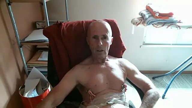 Snapshot of olibrius71 chatting on April 10, 2026, 2:24 pm olibrius71 online show from April 10, 2026, 2:24 pm