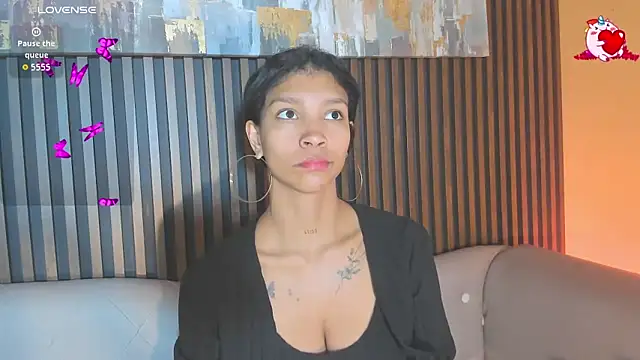 Snapshot of LauraAristizabal chatting on October 2, 2025, 11:24 am LauraAristizabal online show from October 2, 2025, 11:24 am