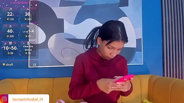 Snapshot of LauraAristizabal chatting on March 6, 2025, 1:35 pm LauraAristizabal online show from March 6, 2025, 1:35 pm