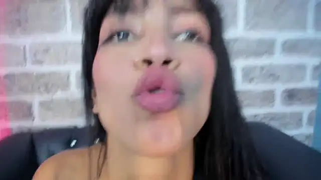 Snapshot of LauraAristizabal chatting on March 18, 2025, 8:26 pm LauraAristizabal online show from March 18, 2025, 8:26 pm