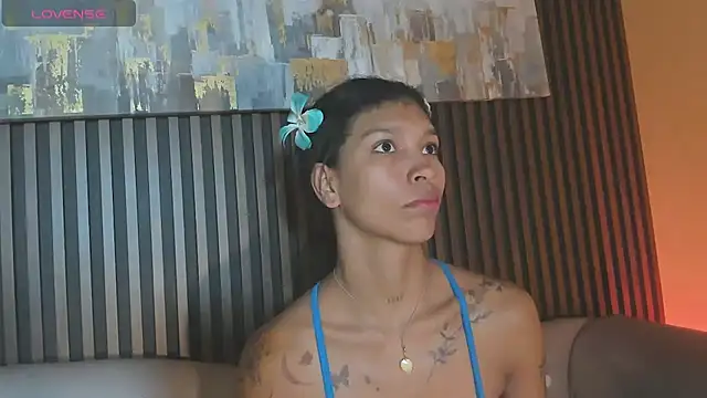 Snapshot of LauraAristizabal chatting on October 4, 2025, 12:28 pm LauraAristizabal online show from October 4, 2025, 12:28 pm