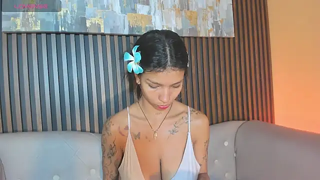 Snapshot of LauraAristizabal chatting on October 1, 2025, 12:31 pm LauraAristizabal online show from October 1, 2025, 12:31 pm