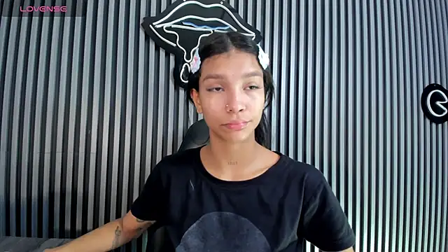 Snapshot of LauraAristizabal chatting on February 26, 2025, 12:49 pm LauraAristizabal online show from February 26, 2025, 12:49 pm
