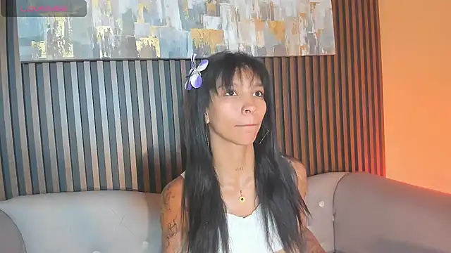 Snapshot of LauraAristizabal chatting on October 3, 2025, 12:28 pm LauraAristizabal online show from October 3, 2025, 12:28 pm