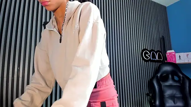 Snapshot of LauraAristizabal chatting on February 21, 2025, 12:49 pm LauraAristizabal online show from February 21, 2025, 12:49 pm