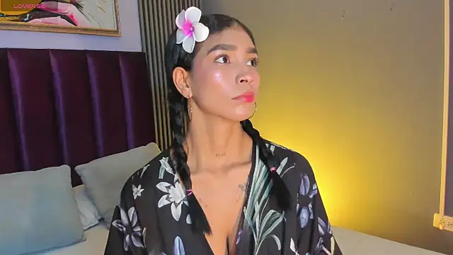 LauraAristizabal online show from May 24, 2026, 12:05 pm