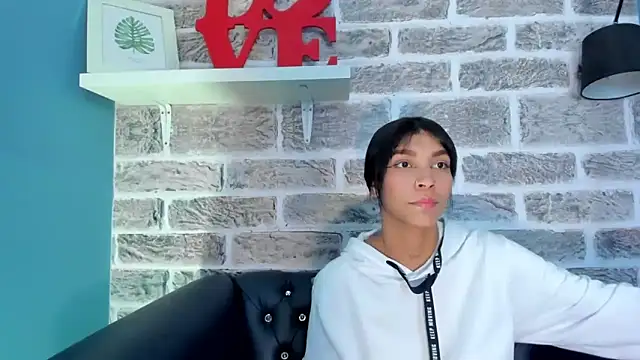 Snapshot of LauraAristizabal chatting on March 3, 2025, 6:56 pm LauraAristizabal online show from March 3, 2025, 6:56 pm