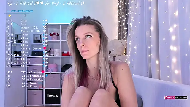 Snapshot of Karamelsw_ chatting on March 3, 2025, 2:44 am Karamelsw online show from March 3, 2025, 2:44 am