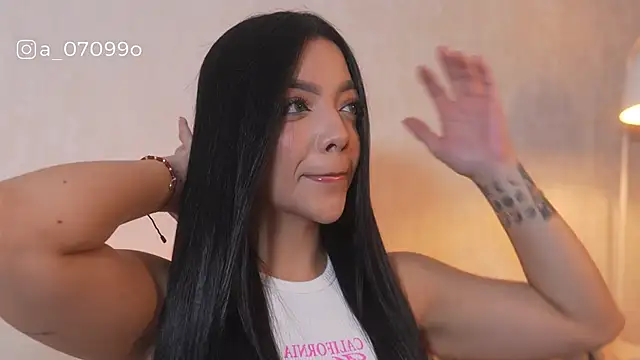 sarah hiill online show from December 17, 2025, 11:59 am