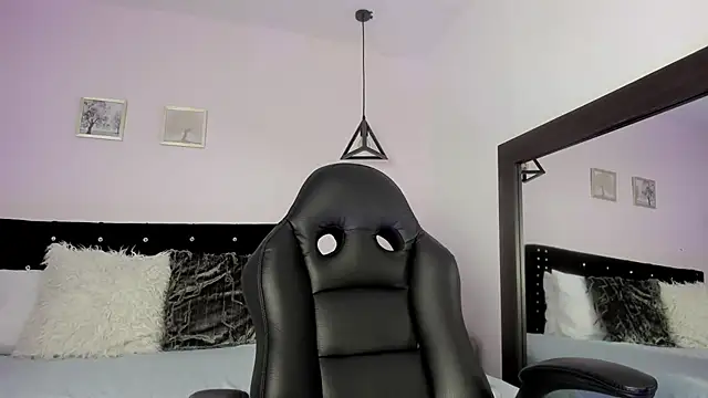 Snapshot of CeliWoods chatting on September 24, 2025, 11:50 am CeliWoods online show from September 24, 2025, 11:50 am