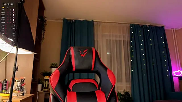 Snapshot of LisaLaas chatting on September 19, 2025, 7:18 pm LisaLaas online show from September 19, 2025, 7:18 pm