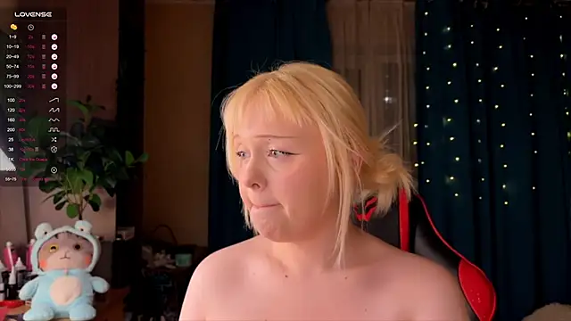 Snapshot of LisaLaas chatting on October 3, 2025, 7:04 pm LisaLaas online show from October 3, 2025, 7:04 pm