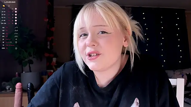 Snapshot of LisaLaas chatting on December 16, 2025, 8:13 pm LisaLaas online show from December 16, 2025, 8:13 pm