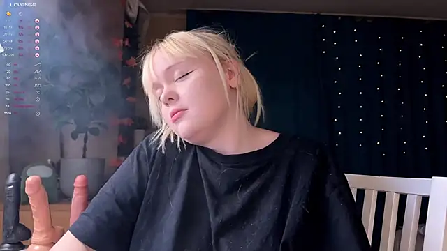 Snapshot of LisaLaas chatting on November 22, 2025, 8:51 pm LisaLaas online show from November 22, 2025, 8:51 pm