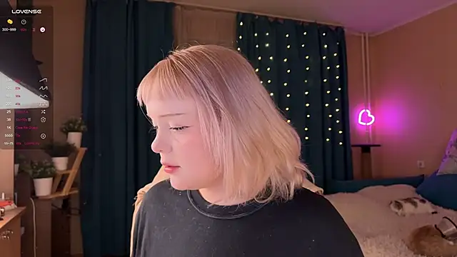 Snapshot of LisaLaas chatting on September 12, 2025, 5:45 pm LisaLaas online show from September 12, 2025, 5:45 pm