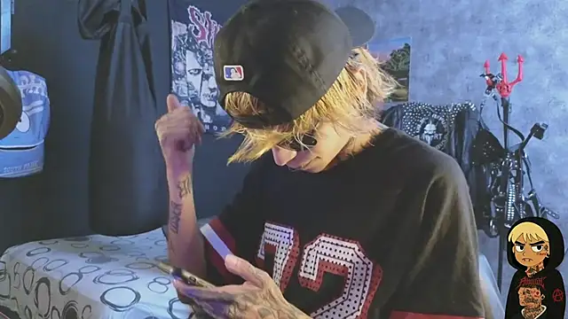 Snapshot of AcidMilo chatting on November 10, 2025, 8:25 pm AcidMilo online show from November 10, 2025, 8:25 pm