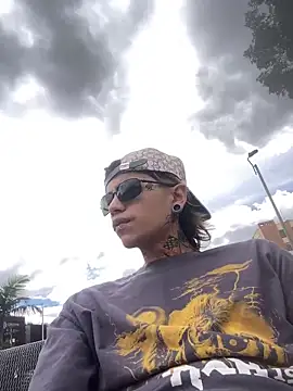 Snapshot of AcidMilo chatting on November 27, 2025, 4:18 pm AcidMilo online show from November 27, 2025, 4:18 pm