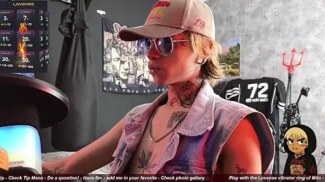 Snapshot of AcidMilo chatting on November 1, 2025, 2:55 pm AcidMilo online show from November 1, 2025, 2:55 pm