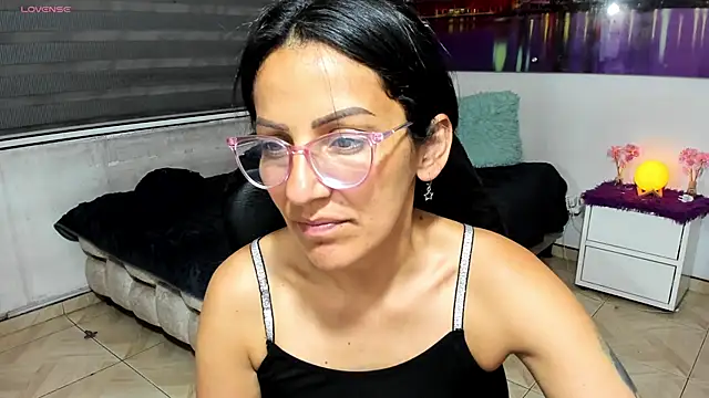 Snapshot of alma_blue chatting on June 6, 2026, 11:21 pm alma blue online show from June 6, 2026, 11:21 pm