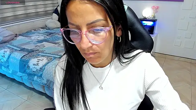 Snapshot of alma_blue chatting on May 21, 2026, 8:28 pm alma blue online show from May 21, 2026, 8:28 pm