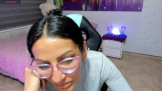 Snapshot of alma_blue chatting on May 28, 2026, 11:32 pm alma blue online show from May 28, 2026, 11:32 pm