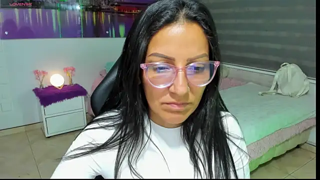 Snapshot of alma_blue chatting on June 20, 2026, 11:32 pm alma blue online show from June 20, 2026, 11:32 pm