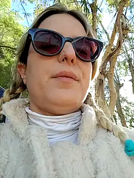 Snapshot of dolcehelena993 chatting on November 23, 2025, 10:14 am dolcehelena993 online show from November 23, 2025, 10:14 am